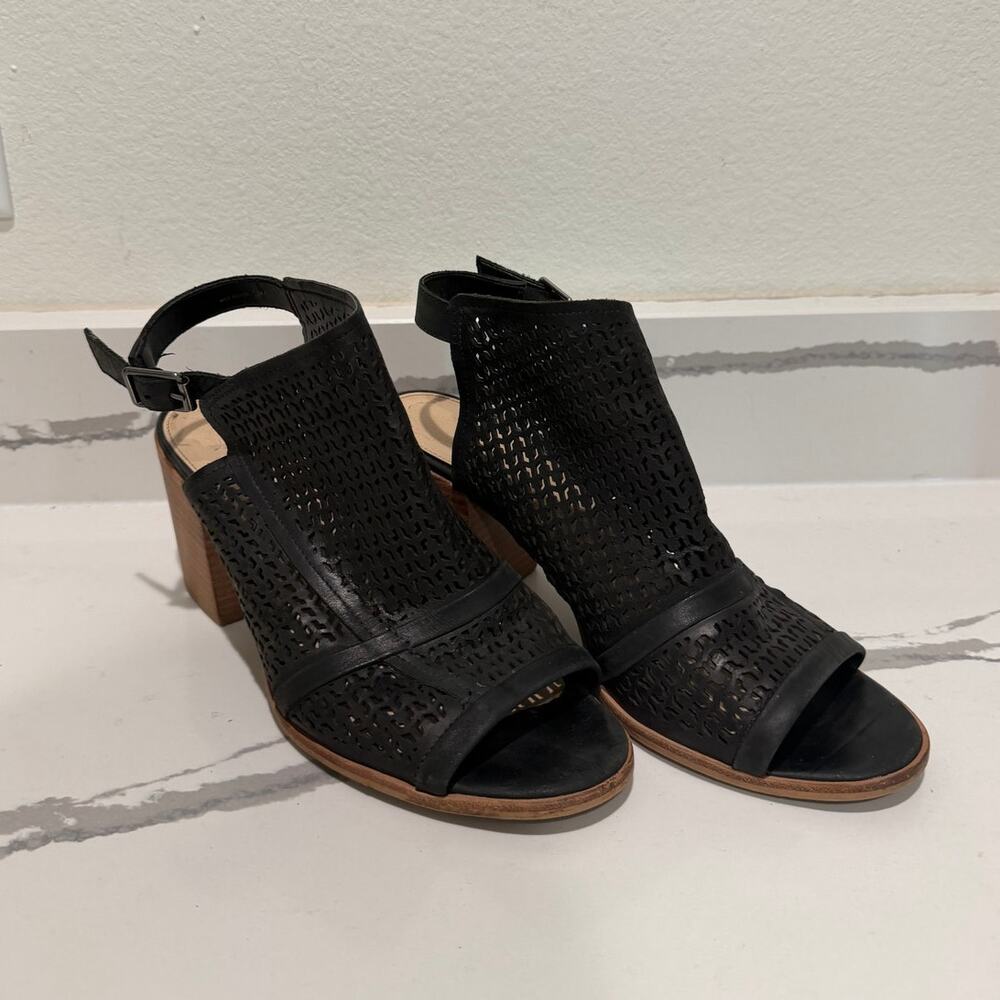 Vince Camuto Lendia Sandals 10M Black Leather Perforated Peep Toe‎ Block Heel